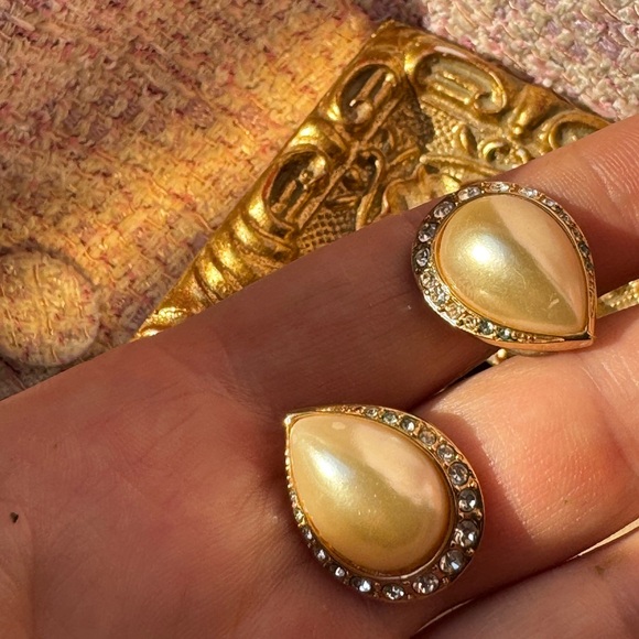 SWAROVSKI crystals and faux pearls tear drop earrings for pierced ears - Picture 10 of 13